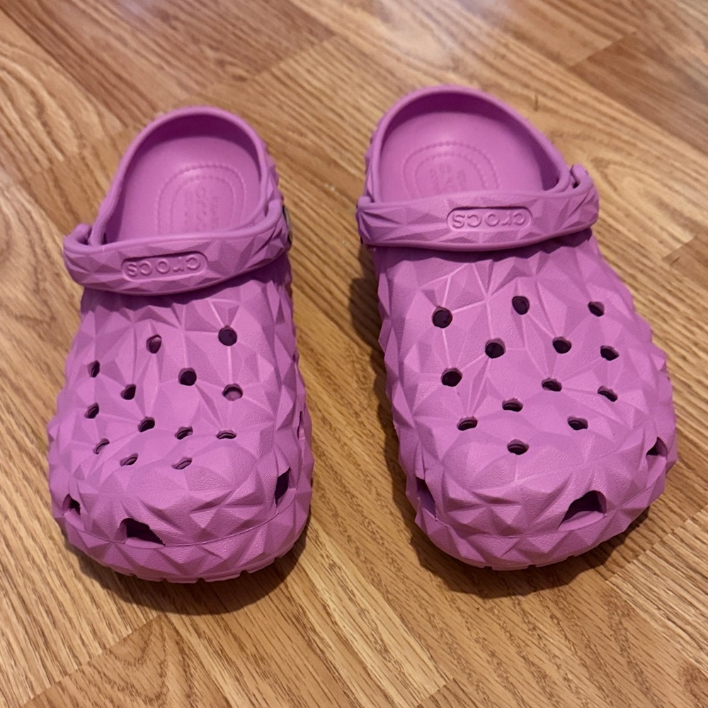 CROCS Women's Textured Pink Sandals - Picture 7 of 8